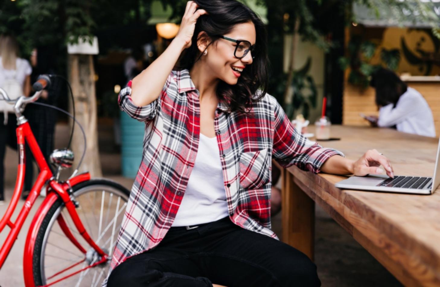 velithranor Team bei der Budget-Beratung mit Kunden in modernem Büro